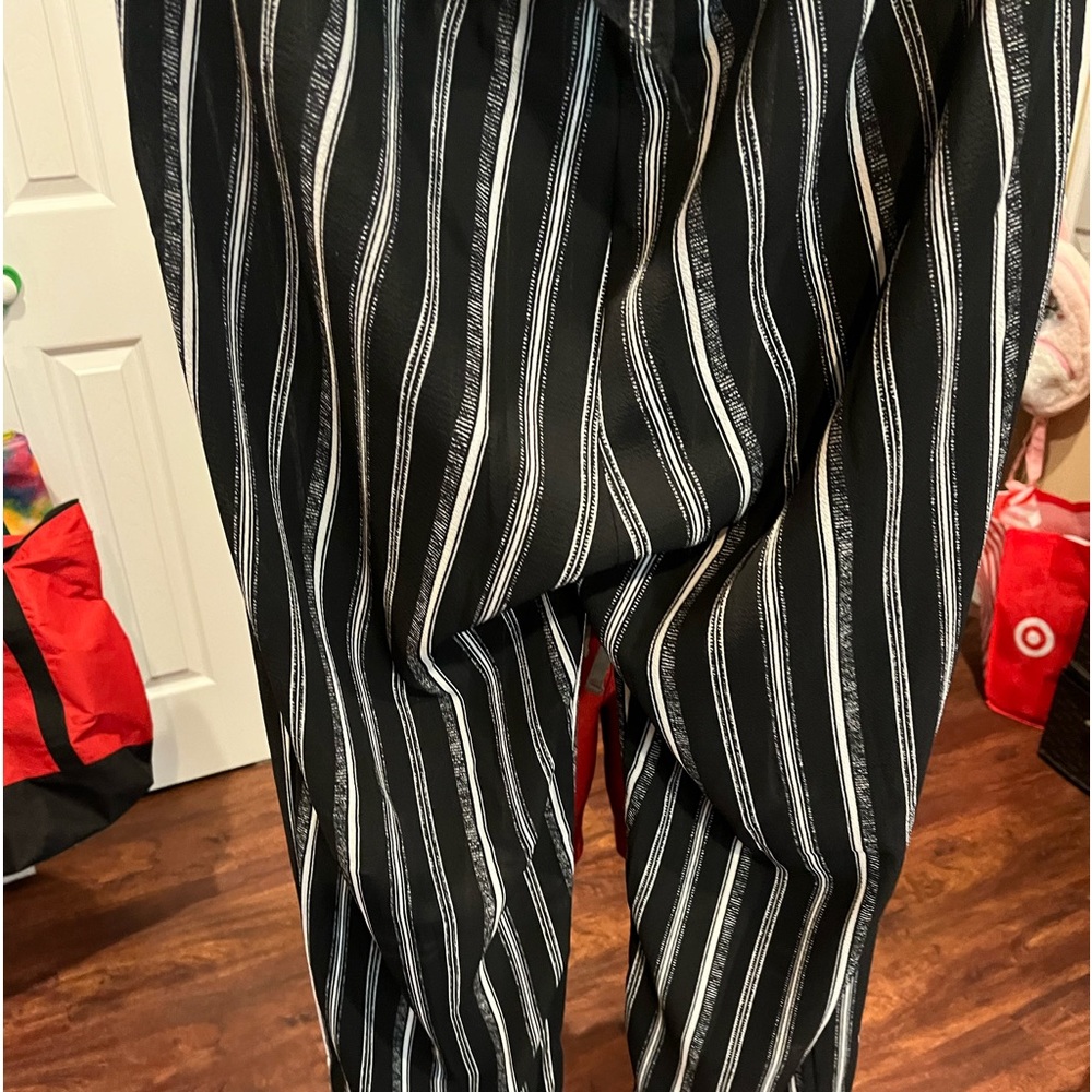 Palazzo pants, wide at bottom to fitted at top. Blk//wht striped